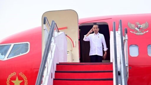 Presiden Joko Widodo bertolak menuju Provinsi Sulawesi Utara, pada Kamis, 28 Desember 2023, melalui Bandar Udara Internasional Juanda, Kabupaten Sidoarjo, Provinsi Jawa Timur sekitar pukul 06.45 WIB. Foto: BPMI Setpres/Muchlis Jr