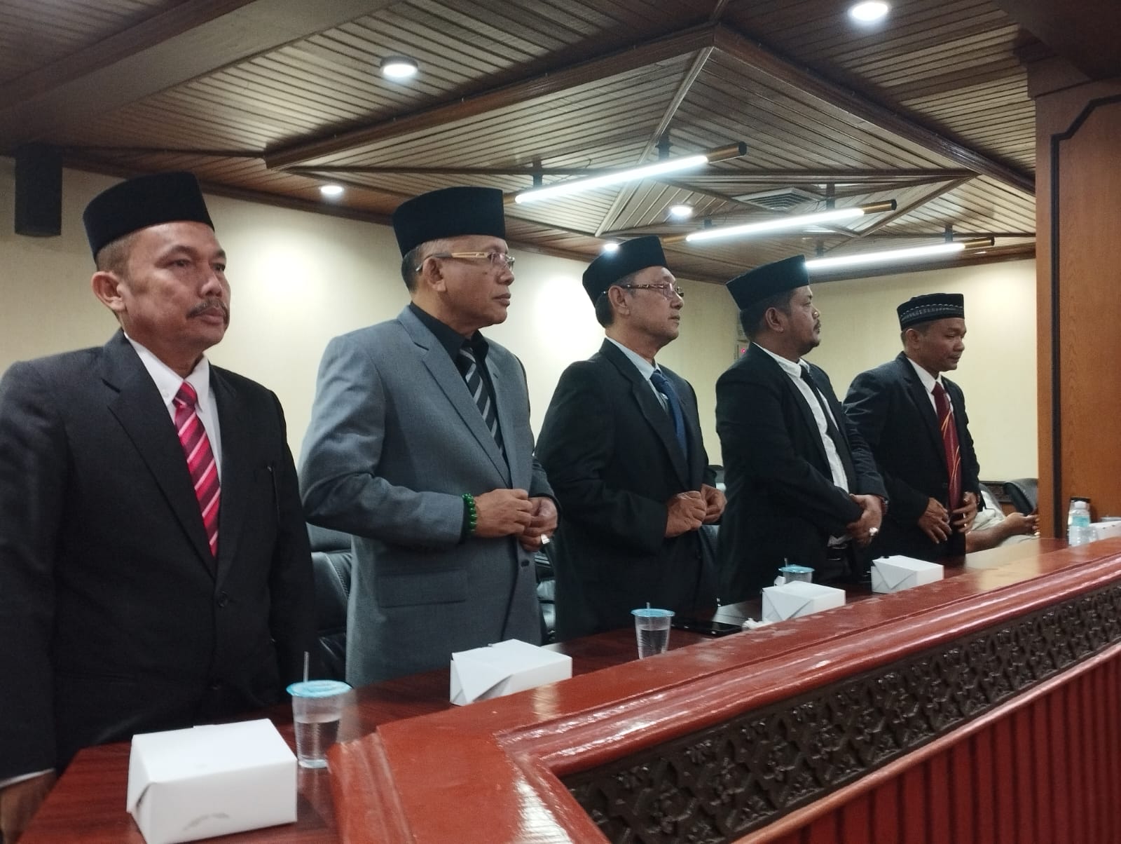 Dewan Perwakilan Rakyat (DPR) Aceh resmi menetapkan lima anggota Panitia Pengawas Pemilihan (Panwaslih) Provinsi Aceh periode 2023-2028 dalam sidang Paripurna, di Gedung DPRA, Kamis (28/12/2023).