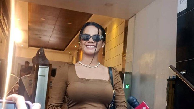 Senyum lebar Siskae usai dicecar puluhan pertanyaan oleh penyidik Polda Metro Jaya, di Jakarta, Senin (25/9/2023). Foto: Thomas Bosco/kumparan