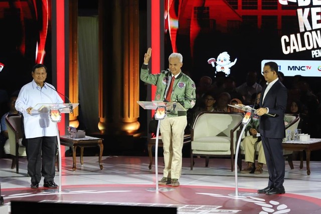 Capres nomor urut satu Anies Baswedan (kanan), capres nomor urut dua Prabowo Subianto (kiri), dan capres nomor urut tiga Ganjar Pranowo beradu gagasan dalam debat ketiga Pilpres 2024 di Istora Senayan, Jakarta, Minggu (7/1/2024). Foto: Iqbal Firdaus/kumparan