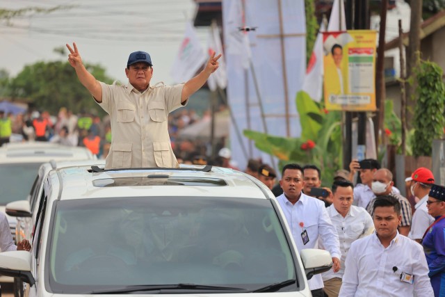 Capres nomor urut 2, Prabowo Subianto muncul di sunroof mobilnya, sembari menyapa para santri yang memadati kawasan wisata agama Al-Qur'an Al Akbar, di Kecamatan Gandus, Palembang, Sumatra Selatan, Selasa (9/1). Foto: Dok. Istimewa