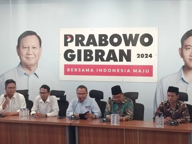 Konferensi Pers TKN Prabowo-Gibran terima dukungan dari relawan Anies Baswedan dan Ganjar Pranowo di Medcen TKN Prabowo-Gibran, Jl. Sriwijaya 16, Jaksel, Jumat (12/1/2024). Foto: Zamachsyari/kumparan.
