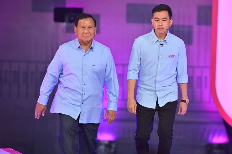 Calon presiden-wakil presiden nomor urut 2 Prabowo Subianto dan Gibran Rakabuming Raka memasuki ruangan untuk mengikuti debat kedua calon wakil presiden Pemilu 2024 di JCC, Jakarta, Jumat (22/12/2023). Foto: ANTARA