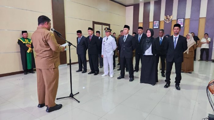 Penjabat Bupati Aceh Besar Muhammad Iswanto SSTP MM yang diwakili Sekdakab Drs Sulaimi MSi melantik 19 pejabat Administrator dan Pengawas di Aula Lantai III Kantor Bupati Aceh Besar, Senin sore (2/1/2024).