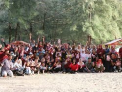 Sekretariat DPRK Banda Aceh Gelar Family Gathering di Pantai Riting