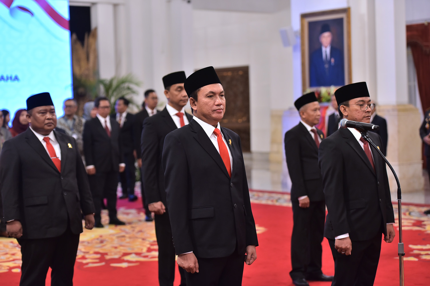 Presiden Joko Widodo (Jokowi) melantik sembilan orang Anggota Komisi Pengawas Persaingan Usaha (KPPU) di Istana Negara, Jakarta, Kamis (18/01/2024). BPMI Setpres.