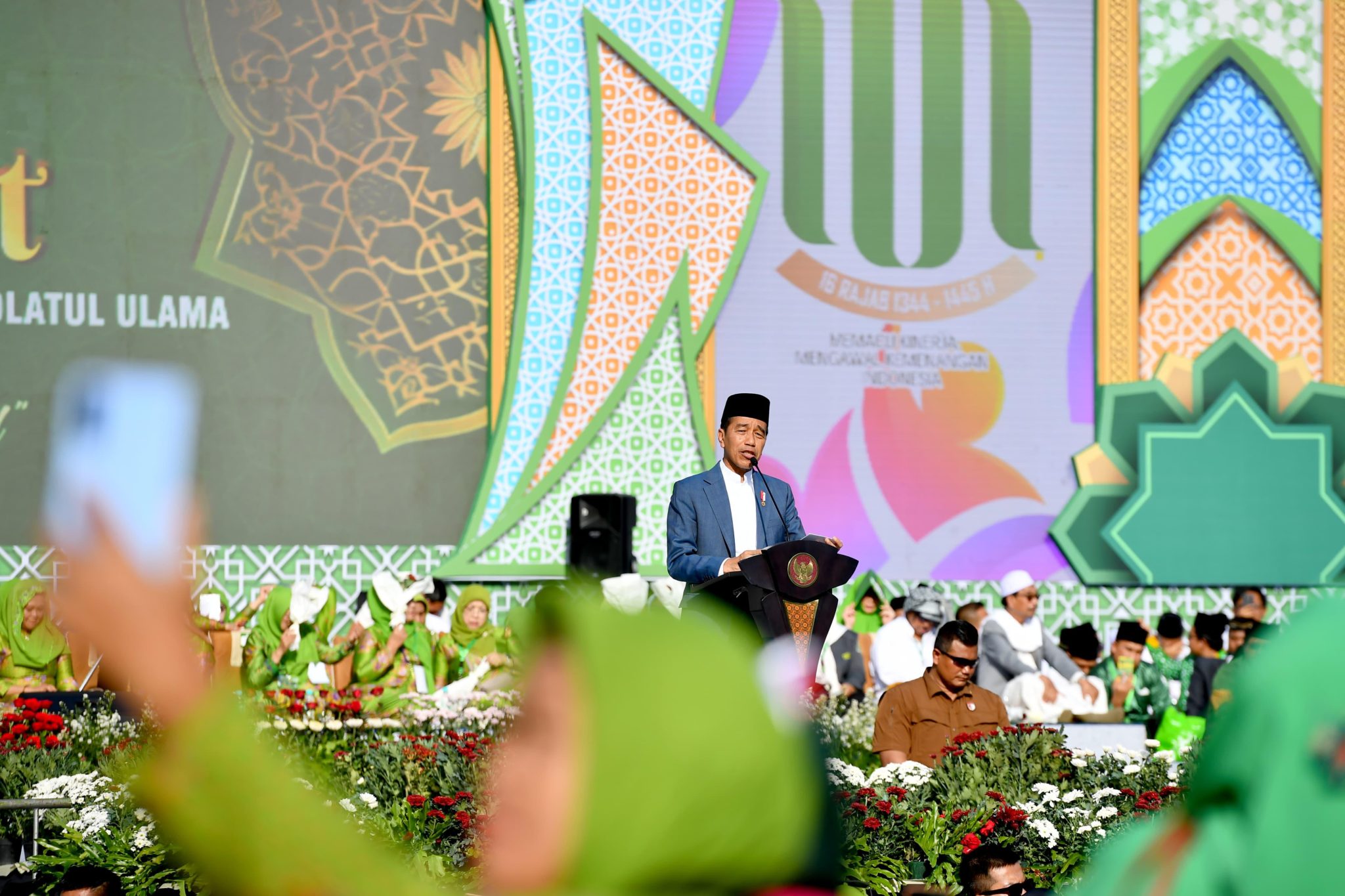 Presiden Jokowi memberikan sambutan saat menghadiri acara Hari Lahir ke-78 Muslimat NU di Stadion Utama Gelora Bung Karno, Jakarta, Sabtu (20/01/2024). (Foto: BPMI Setpres/Rusman)
