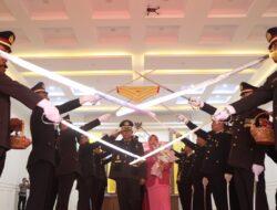 Tradisi Pedang Pora Warnai Wisuda Purna Bhakti Personil Polres Aceh Selatan