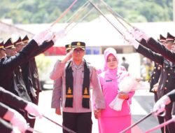 Tradisi Pedang Pora Iringi Pelepasan Kapolres Aceh Selatan yang Lama