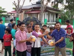 Caleg PAS Aceh Serahkan Bola Volly untuk Pemuda Kajhu