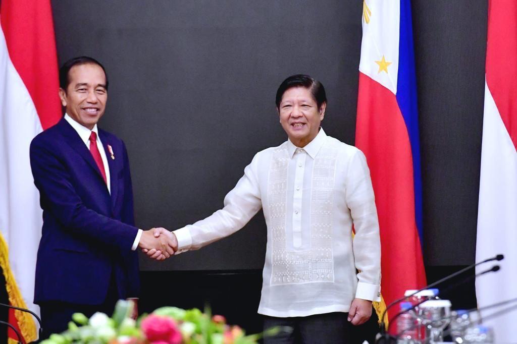 Presiden Jokowi memberikan pernyataan pers bersama dengan Presiden Ferdinand Marcos Jr. di Istana Malacañang, Manila, Filipina, Rabu (10/1/2024). BPMI Setpres.