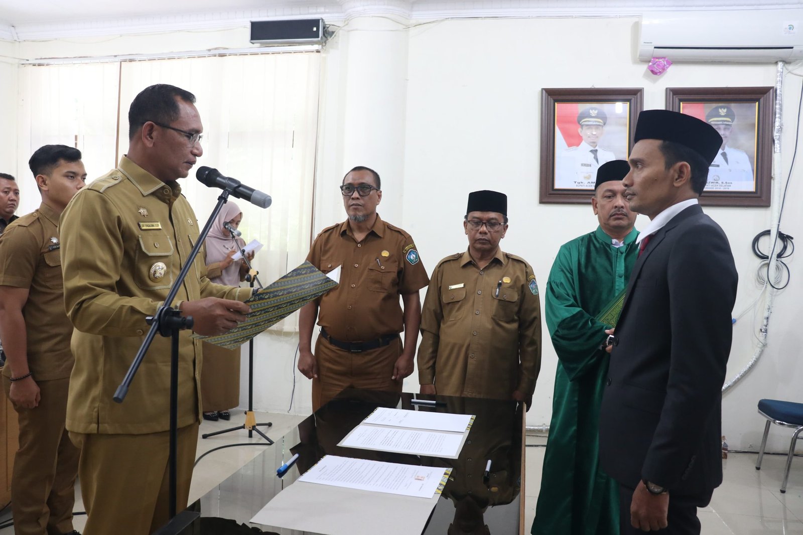 Penjabat (Pj) Bupati Aceh Selatan Cut Syazalisma melantik dan mengambil sumpah Direktur Badan Usaha Milik Daerah (BUMD) PD Fajar Selatan Kabupaten Aceh Selatan Periode 2024-2029 yang berlangsung di Aula Lt II Setdakab, Senin 29 Januari 2024