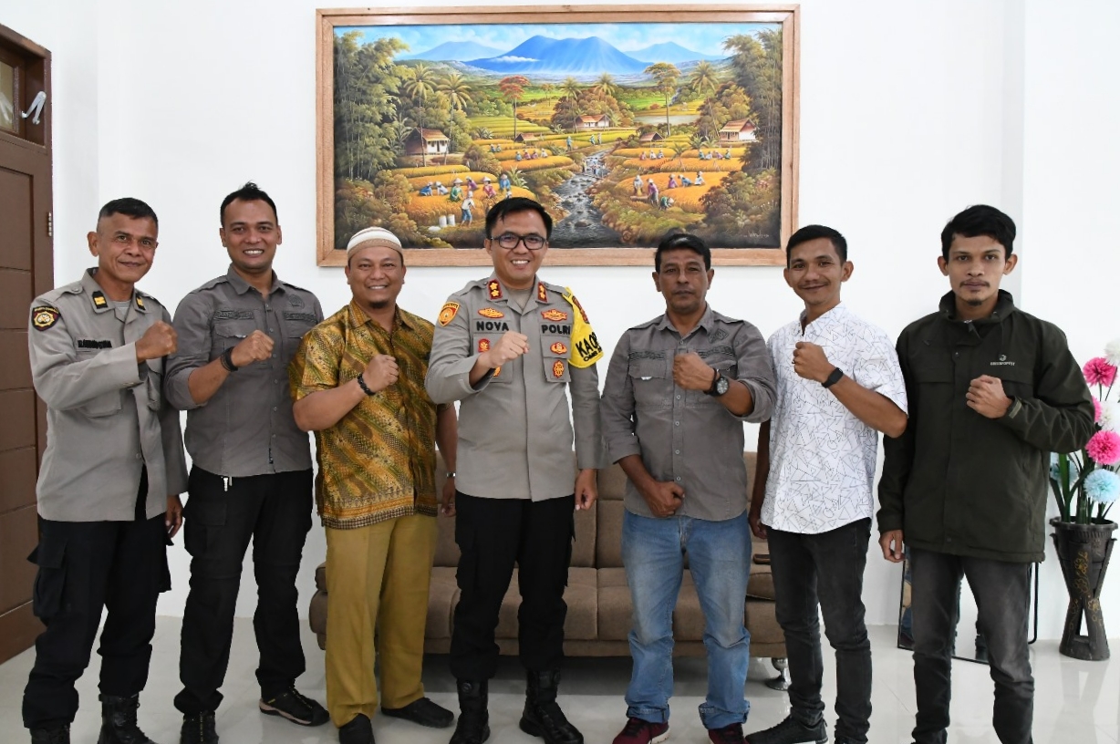 Kapolres Aceh Timur AKBP Nova Suryandaru, SIK saat menerima kunjungan silaturahmi Ketua PWI Aceh Timur Ilyas Ismail bersama sejumlah pengurus dan anggota, Senin, (29/01/2024) siang.