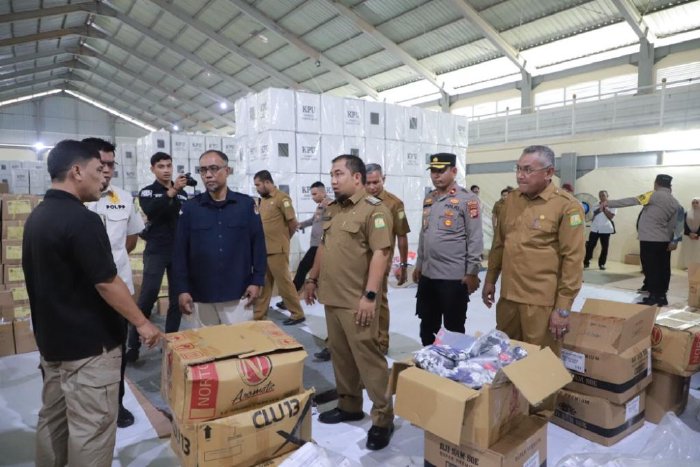 Pj Bupati Aceh Besar Muhammad Iswanto SSTP MM bersama Wakapolres Aceh Besar Kompol Rustam Nawawi SIK dan jajarannya serta OPD terkait melaksanakan pemantauan logistik Pemilu Presiden dan Pemilihan Legislatif tahun 2024 di Gudang Logistik KIP Aceh Besar