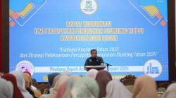 RAKOR STUNTING - Penjabat Bupati Aceh Besar Muhammad Iswanto SSTP MM membuka Rapat Koordinasi Tim Percepatan Penurunan Stunting Kabupaten Aceh Besar tahun 2024 di Meuligo Bupati Aceh Besar, Jumat (12/1/2024).