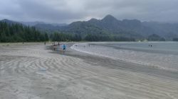 Pantai Riting yang berada di pesisir pantai Kecamatan Leupung