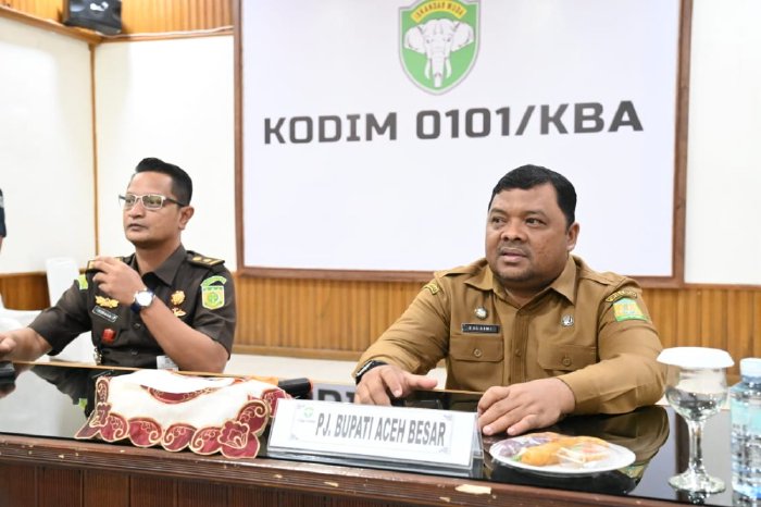 Sekdakab Aceh Besar, Drs Sulaimi MSi menghadiri Zoom Meeting Penyelenggaraan Komunikasi Sosial dengan Aparat Pemerintah TA 2024 secara online di Kodim 0101/KBA, Banda Aceh, Senin (22/01/2024).