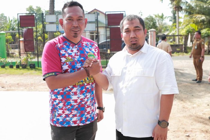 Pj Bupati Aceh Besar, Muhammad Iswanto, SSTP, MM bersalam dengan Manajer PSAB, Al Yunirun usai bertemu SD 1 di Lhoknga, Selasa (23/1/2024).