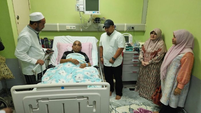Pj Bupati Aceh Besar, Muhammad Iswanto SSTP MM bersama isteri, Cut Rezky Handayani SIP MM, membezuk Tgk H Husaini A Wahab atau lazim disapa Waled Seulimuem yang dirawat di RSUDZA Banda Aceh, Sabtu (27/01/2024) malam.