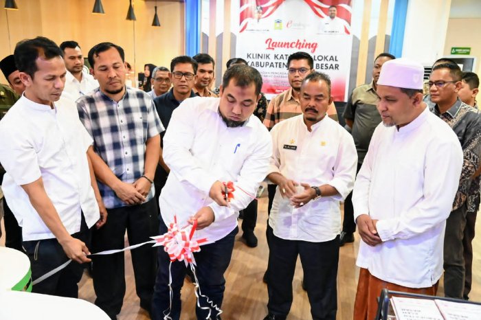 Pj Bupati Aceh Besar, Muhammad Iswanto SSTP MM memotong pita bersama sejumlah Kepala OPD Aceh Besar dan Abu Cut Uee Titi dalam acara Launching e-katalog lokal Aceh Besar di Gedung Mal Pelayanan Publik (MPP) Lambaro, Kecamatan Ingin Jaya, Aceh Besar,