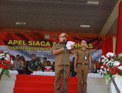 Pj Bupati Muhammad Iswanto Inspektur Apel Siaga Satlinmas dan Pembekalan Pemilu