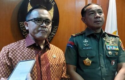 Panglima TNI Jenderal Agus Subiyanto bertemu Menteri PANRB Abdullah Azwar Anas (Shafira Cendra Arini/detikcom).