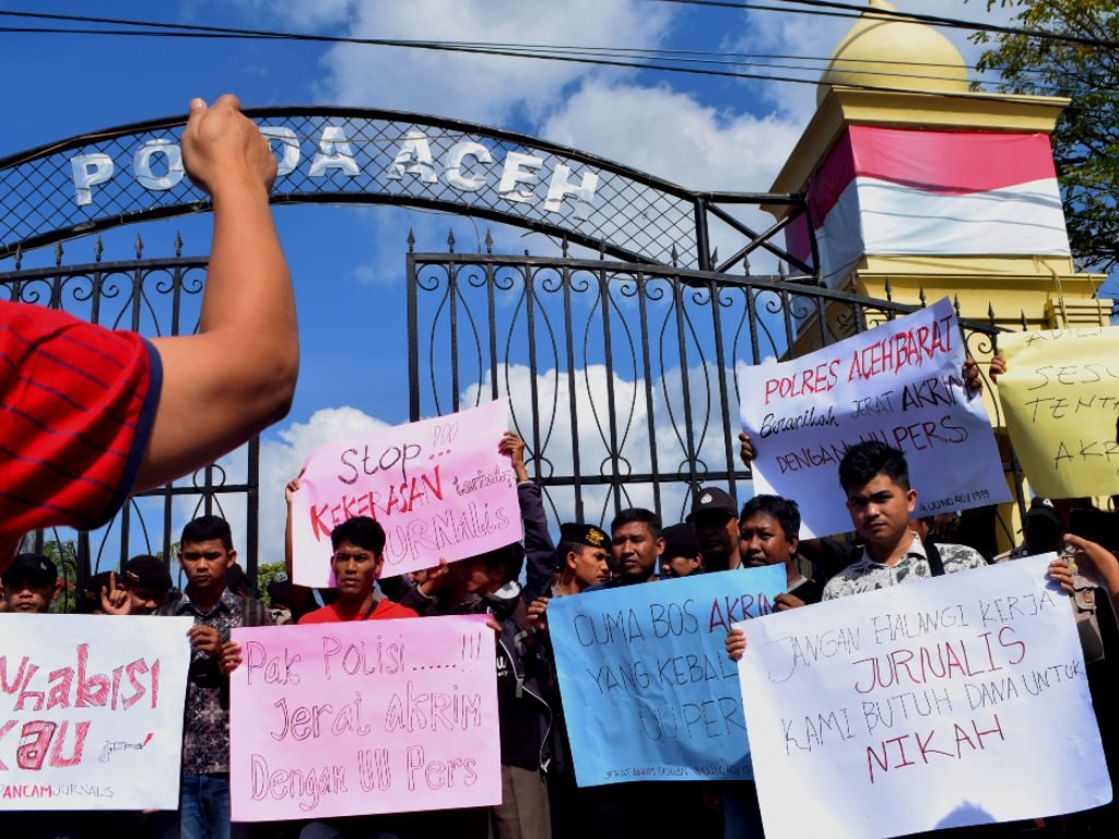 Lintas Organisasi Pers di Aceh yang menamakan diri Jurnalis Anti Kekerasan (JANTAN) menggelar aksi damai di depan Mapolda Aceh di Banda Aceh, Kamis 9 Januari 2020. (Foto: Tagar/Fahzian Aldevan)