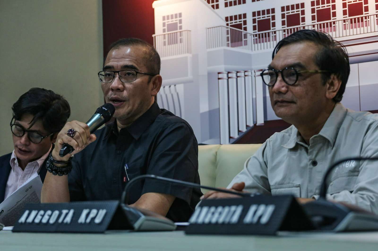 Ketua KPU RI Hasyim Asy'ari (tengah) sedang memberikan keterangan di Jakarta. Foto: ANTARA