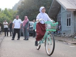 Serahkan Sepeda Untuk Maisarah di Lhoong, Pj Bupati Aceh Besar Minta Lebih Giat Belajar