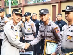 Kadiv Humas Beri Beasiswa untik 6 Bintara