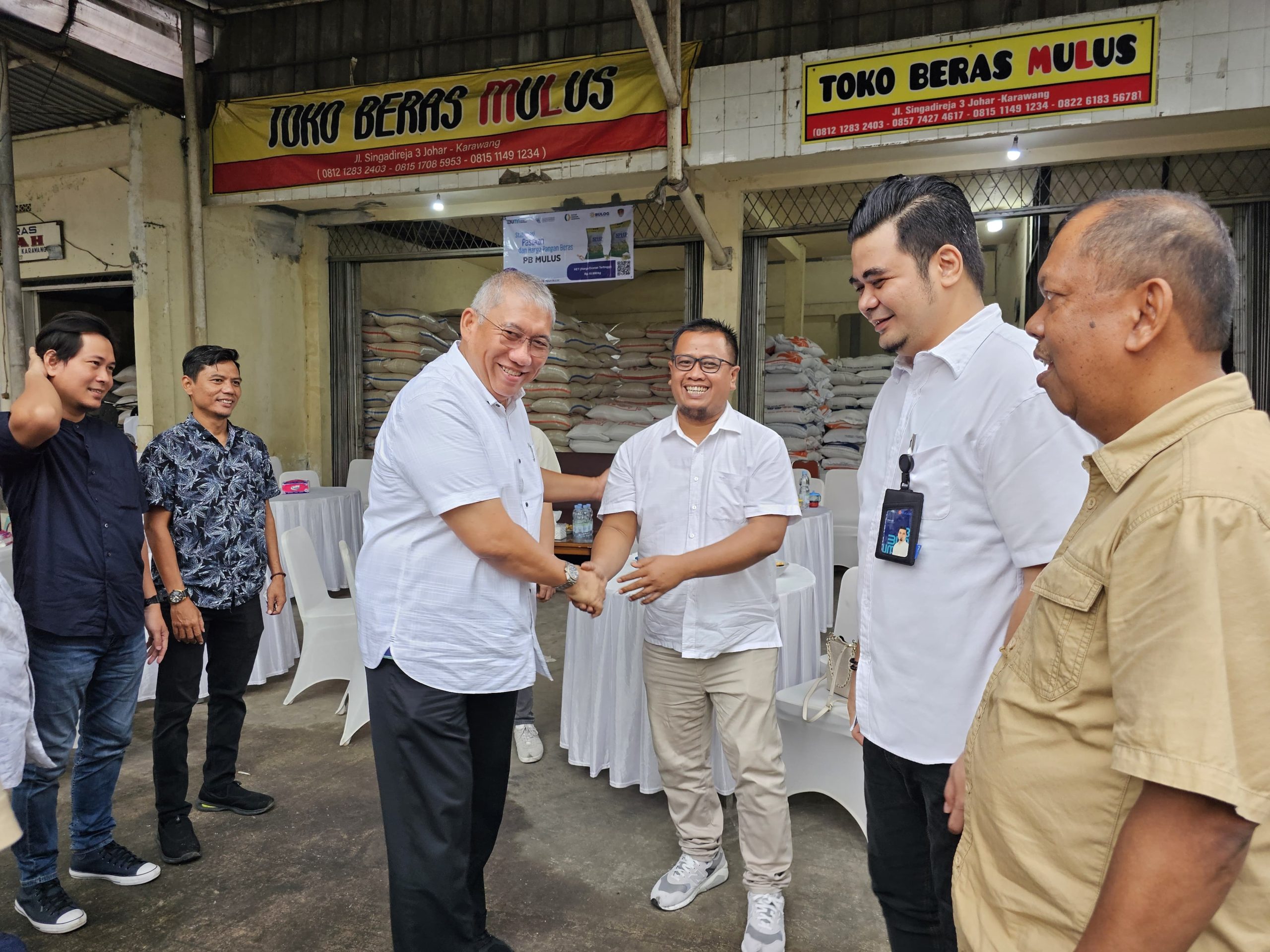 Direktur Utama Perum BULOG Bayu Krisnamurthi memantau kondisi stok beras di Pasar Johar Karawang Jawa Barat Rabu (28/2/2024). (Dok foto: Bulog).
