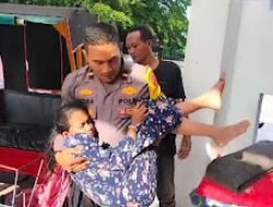 Aksi Ipda Indra Bantu Korban Laka Lantas Gunakan Becak Tuai Pujian