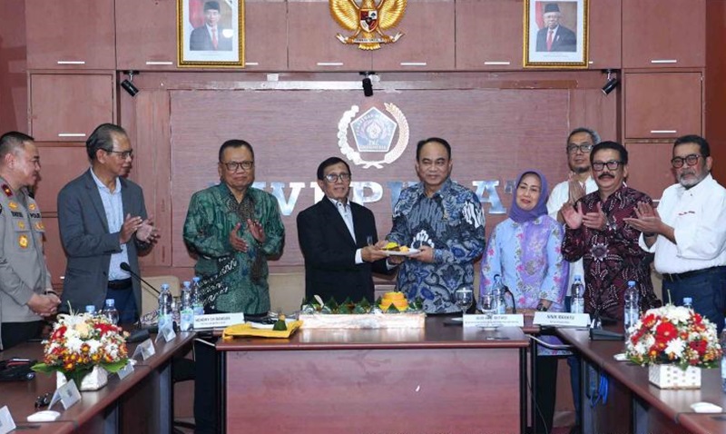 enkominfo Budi Arie Setiadi menerima tumpengan dari Ketua PWI Pusat Hendry CH Bangun saat syukuran memperingati Hari Ulang Tahun (HUT) PWI Ke-78, di Gedung Dewan Pers, Jakarta. (AYH/Humas Kominfo)