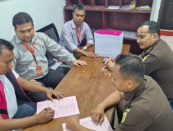 Penyidik Pidsus Serahkan Tersangka Korupsi Buku MAA Ke JPU