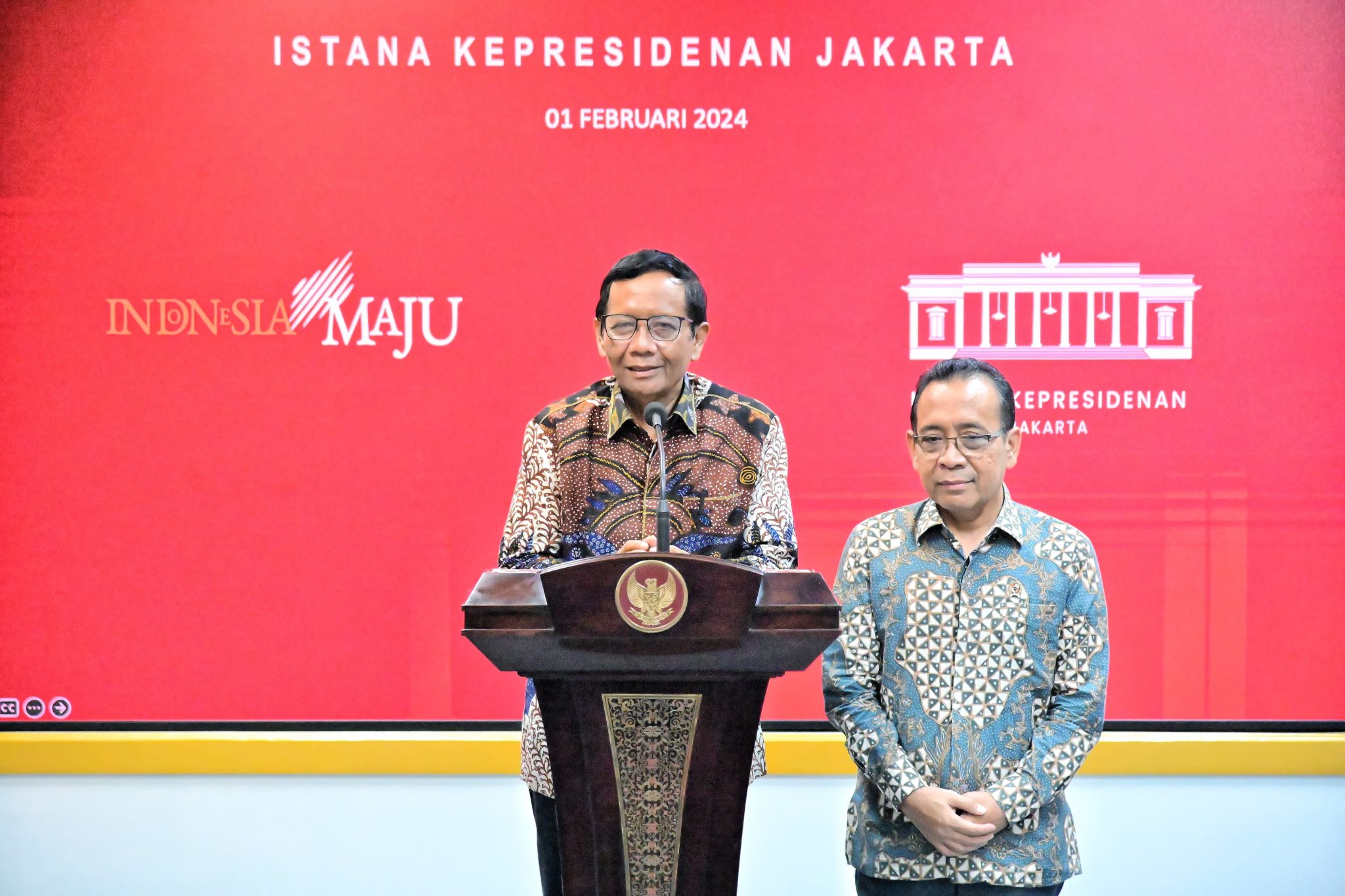 Menko Polhukam Mahfud MD didampingi Mensesneg Pratikno memberikan keterangan pers di Kantor Presiden, Jakarta, Kamis (01/02/2024). (Foto: BPMI Setpres)