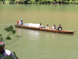 Kisah TNI-Polri di Aceh Lewati Sungai Kawal Logistik Pemilu