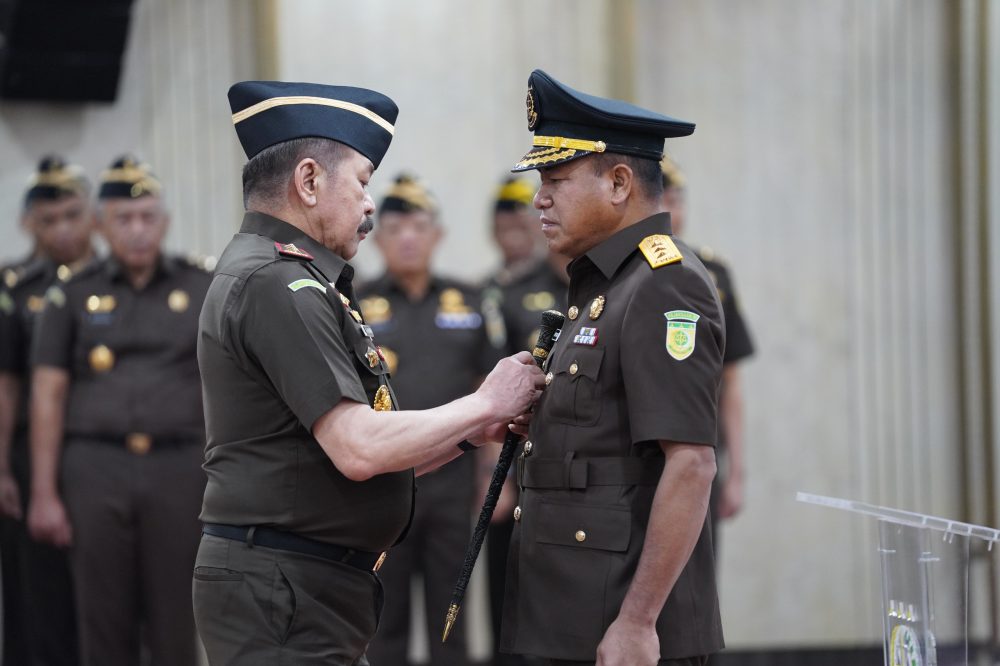 Jaksa Agung ST Burhanuddin melakukan pelantikan dan pengambilan sumpah jabatan atas Dr. Amir Yanto, S.H., M.M., M.H., CGCAE sebagai Kepala Badan Pemulihan Aset yang menjadi satuan kerja baru di lingkungan Kejaksaan Republik Indonesia.