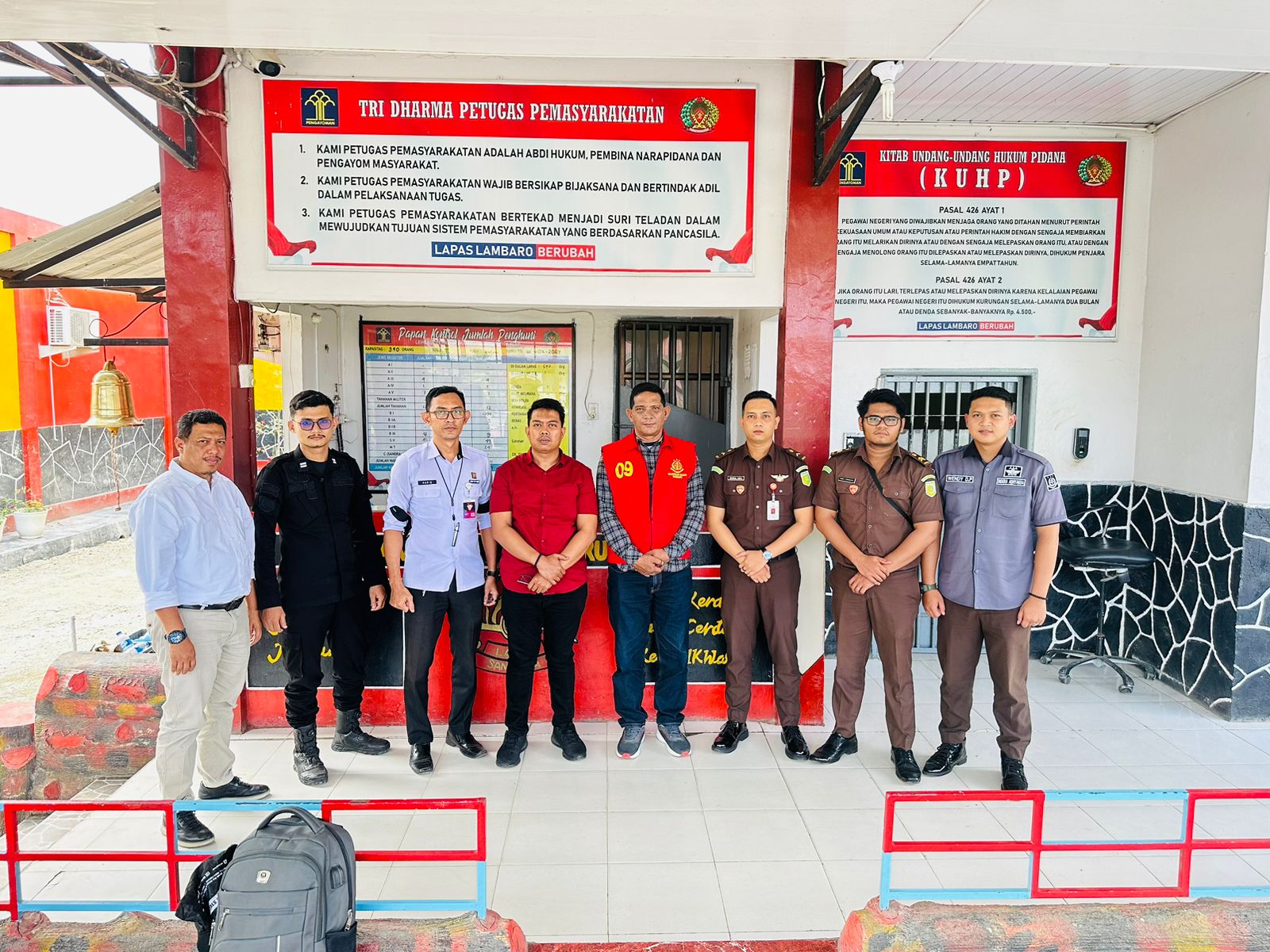 Jaksa eksekutor pada Kejaksaan Negeri Sabang Melakukan eksekusi terpidana kasus korupsi kegiatan pembebebasan Pengadaan Lahan Tempat Pembuangan Akhir (TPA) Lhok Batee, Firdaus Bin Umar kedalam Lembaga Pemasyarakan (lapas) Kelas IIA Banda Aceh