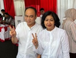 Usai Coblos, Menkominfo Budi Pamer Salam Dua Jari