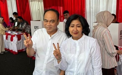 Usai Coblos Pemilu 2024, Menkominfo Budi Pamer Salam Dua Jari [Foto: detik.com]
