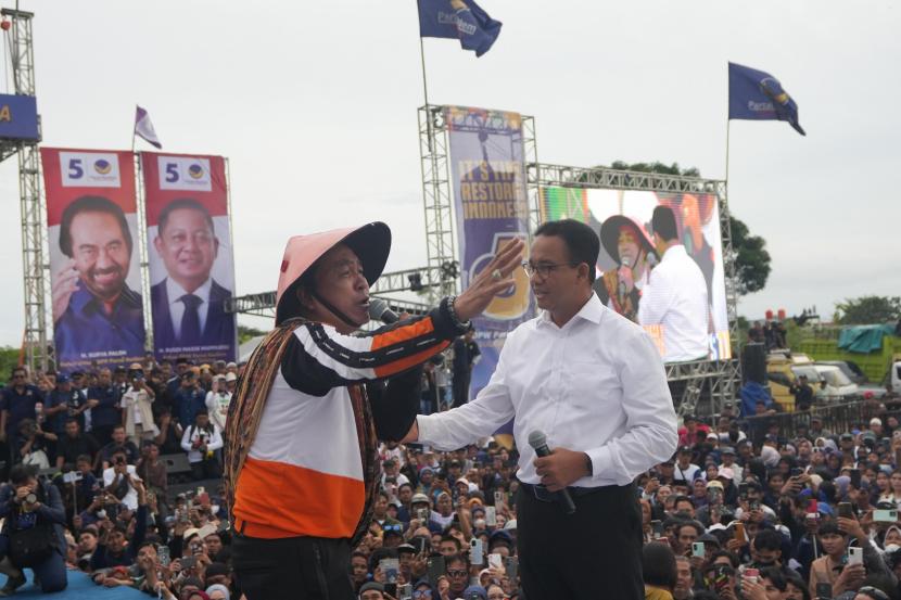 Capres Anies Rasyid Baswedan mendengarkan curhatan nelayan bernama Sappe saat kampanye akbar di Lapangan Lumpue, Kecamatan Bacukiki Barat, Kota Parepare, Sulawesi Selatan, Selasa (6/2/2024). [Dok Timnas Amin]