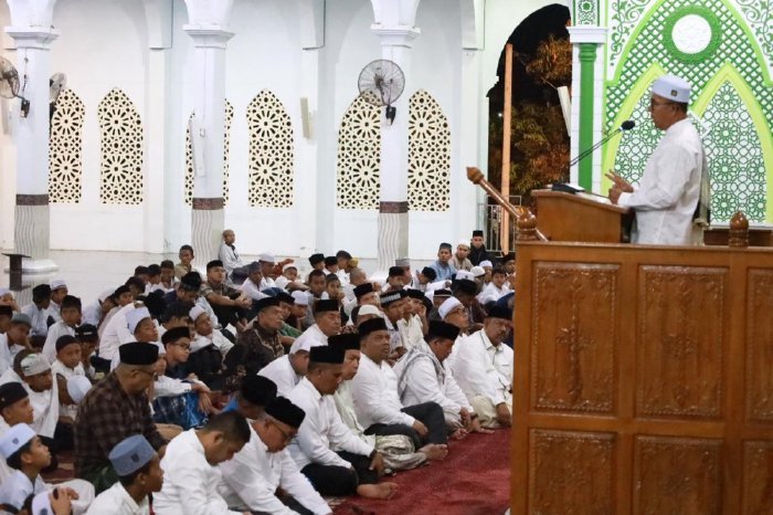 Sekda Aceh Besar Drs. Sulaimi M.Si menghadiri Peringatan Isra Miraj 1445 H Nabi Muhammad SAW di Masjid Agung Al Munawwarah, Kota Jantho, Rabu (7/2/2024) malam