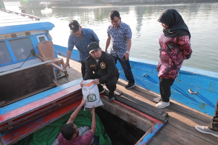 Pj Bupati Aceh Besar Lepas 9.220 kg (9,22 ton) bantuan pangan cadangan kepada 922 Keluarga Penerima Manfaat (KPM) Pulo Aceh di dermaga Ulee Lheu Banda Aceh, Minggu (18/2/2024). FOTO/ MC ACEH BESAR