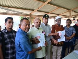 Wakili Pj Bupati, Asisten II Aceh Besar Serahkan Bantuan PKH dan Sembako di Pulo Nasi