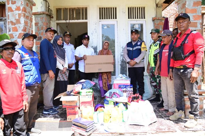 Plt Kadinsos Aceh Besar Aulia Rahman SSTP MSI menyerahkan bantuan masa panik kepada korban kebakaran di Gampong Rabo Kecamatan Pulo Aceh, Rabu (21/02/2024).