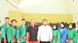Pj Bupati Aceh Besar Muhammad Iswanto, SSTP, MM berfoto bersama dengan atlit Kurash Aceh saat mengunjungi pusat pelatihan atlet Kurash Aceh, di Aula Dinas Tenaga Kerja dan Mobilitas Penduduk Provinsi Aceh, Jum’at (23/02/2024).