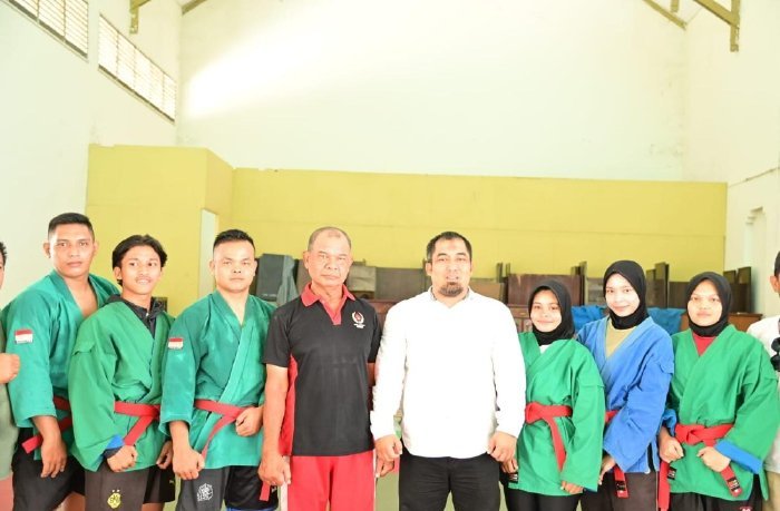 Pj Bupati Aceh Besar Muhammad Iswanto, SSTP, MM berfoto bersama dengan atlit Kurash Aceh saat mengunjungi pusat pelatihan atlet Kurash Aceh, di Aula Dinas Tenaga Kerja dan Mobilitas Penduduk Provinsi Aceh, Jum’at (23/02/2024).