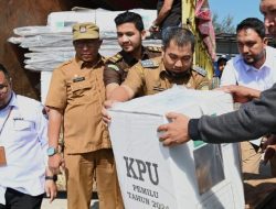 Naik Kapal Kayu, Pj Bupati Aceh Besar Tinjau Distribusi Logistik Pemilu ke Pulo Aceh