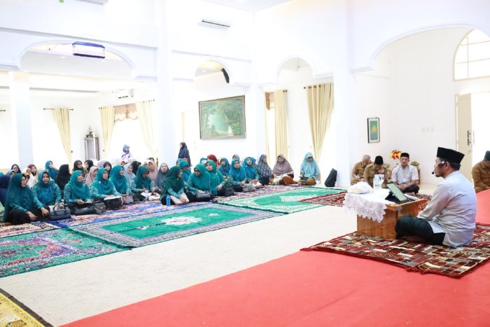 Ustad Tgk H Masrul Aidi Lc MA mengisi pengajian rutin yang dilaksanakan pengurus TP-PKK Kabupaten Aceh Besar di Meuligo Bupati Aceh Besar, Selasa siang (13/2/2024).