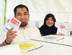 Pj Bupati Aceh Besar Bersama Istri Nyoblos di TPS 01 Gampong Gani
